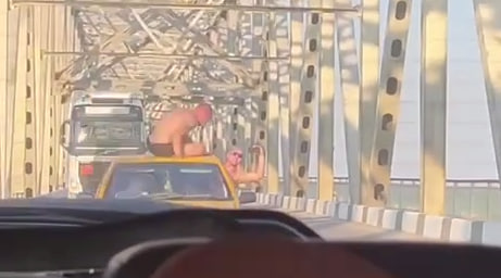 Мужчина на крыше автомобиля