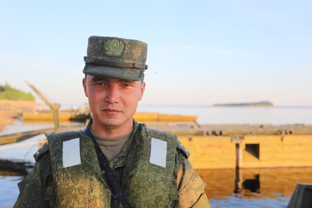 Военнослужащий