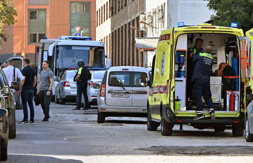 В Москве мужчина сбросил с 16-го этажа жену и ребёнка