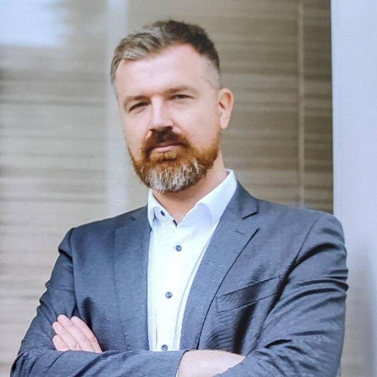 Выбросивший из окна жену и ребёнка мужчина сошёл с ума из-за стресса на работе