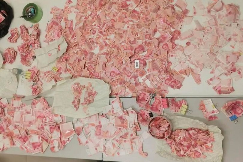 Сотрудники банка в Китае 22 дня склеивали банкноты, изрезанные женщиной в депрессии
