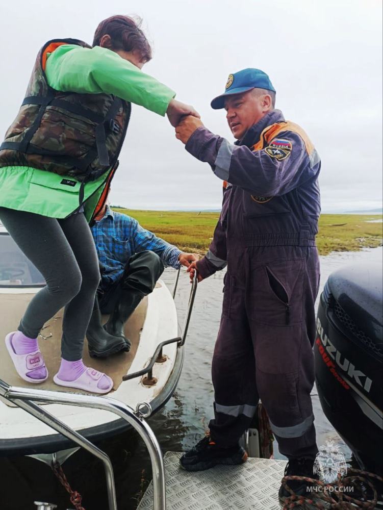 Четверо амурчан отправились на катере порыбачить, но не смогли добраться до суши