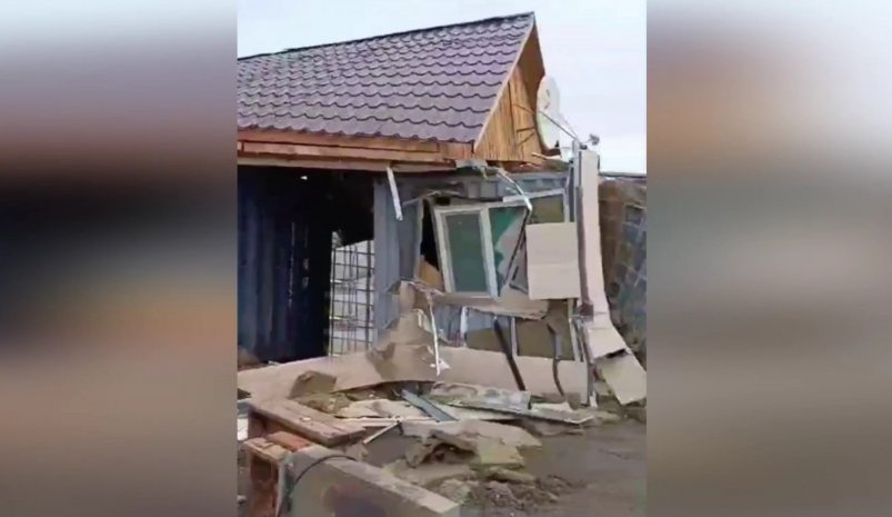 Под Магаданом бульдозерист разгромил часть посёлка из-за ревности к жене