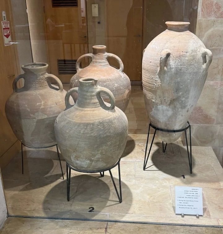 В музее Израиля ребёнок случайно разбил амфору возрастом 3500 лет