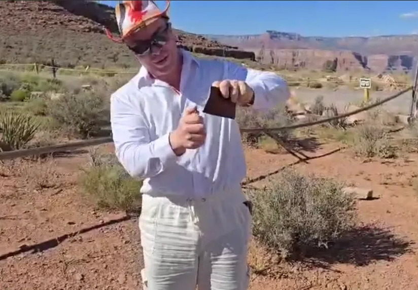 Блогер Александр Шпак публично сжёг российский паспорт