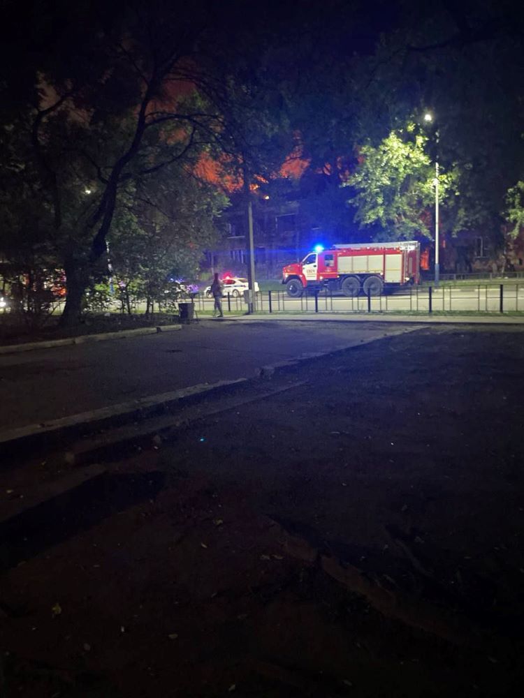 Заброшенное здание в центре Благовещенска  горело открытым пламенем 