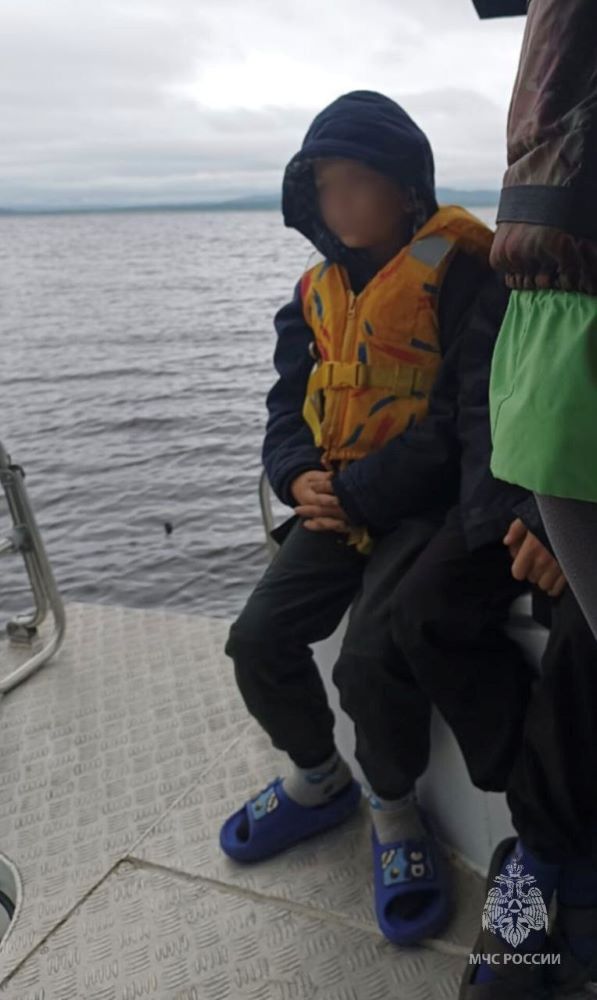 Четверо амурчан отправились на катере порыбачить, но не смогли добраться до суши