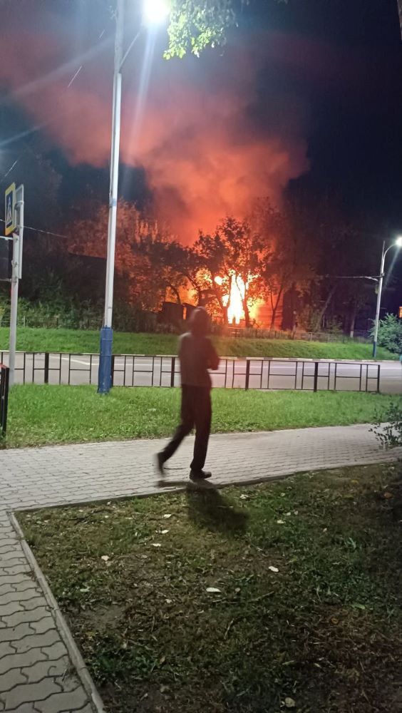 Заброшенное здание в центре Благовещенска  горело открытым пламенем 