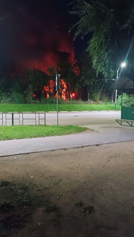 Заброшенное здание в центре Благовещенска  горело открытым пламенем 