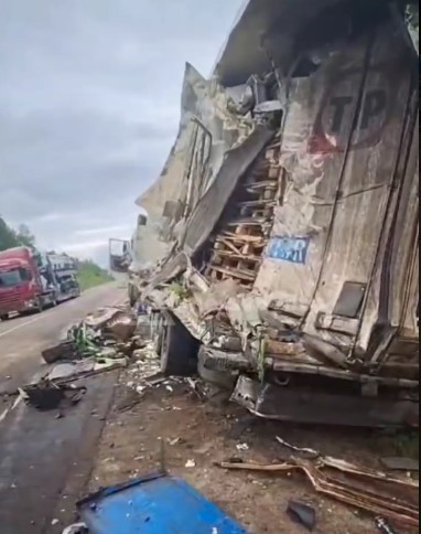 Масштабное ДТП на амурской трассе: самосвал на большой скорости влетел в фуру