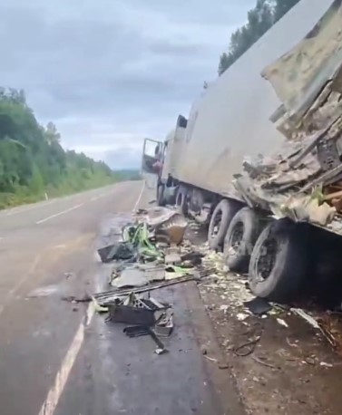 Масштабное ДТП на амурской трассе: самосвал на большой скорости влетел в фуру