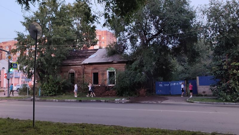 Вонь на всю округу: две пожарные машины тушили мусор в центре Благовещенска