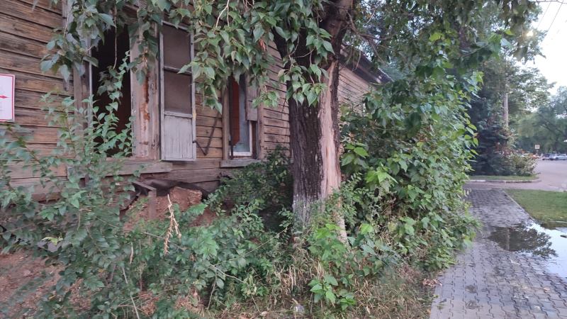 Вонь на всю округу: две пожарные машины тушили мусор в центре Благовещенска