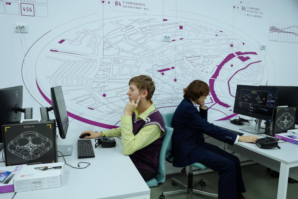 Белогорских школьников учат управлять дронами