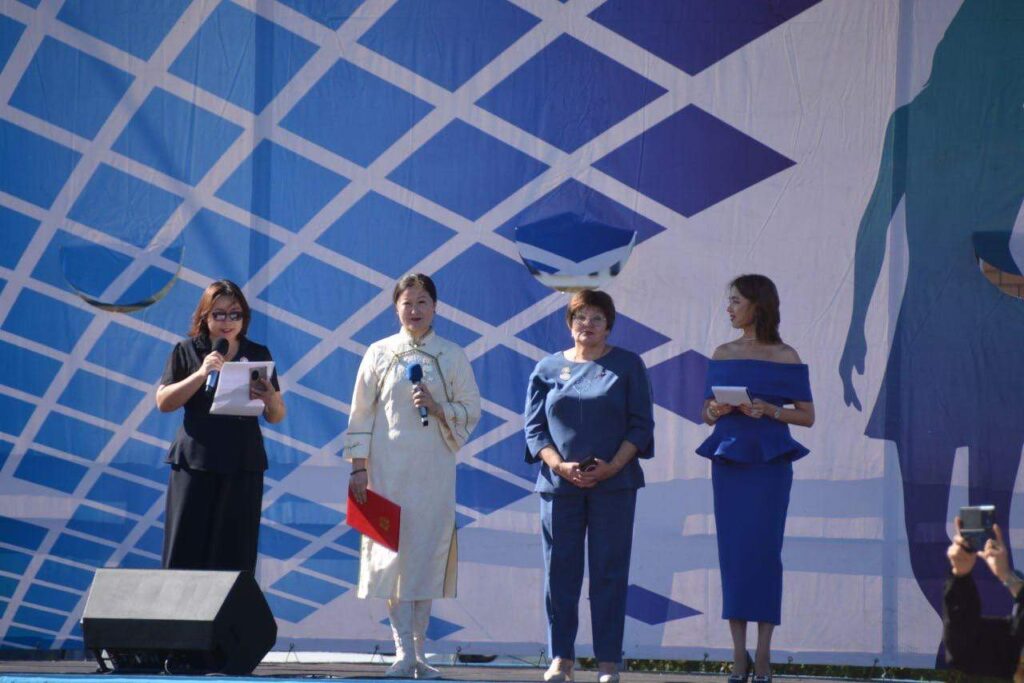 В масштабном танце в Белогорске поучаствовали более 200 танцоров из России и Китая