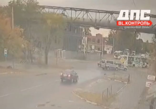 Рано утром в Благовещенске не поделили перекресток три автомобиля