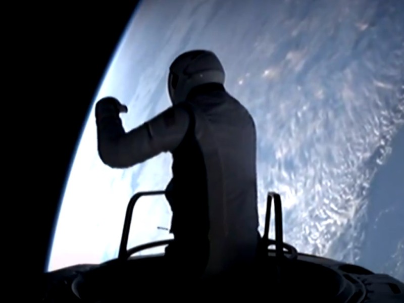 Туристы SpaceX впервые в истории вышли в открытый космос