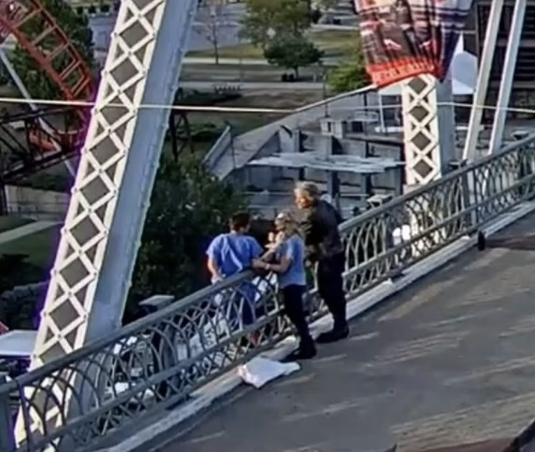 Музыкант Джон Бон Джови спас женщину, которая собиралась спрыгнуть с моста