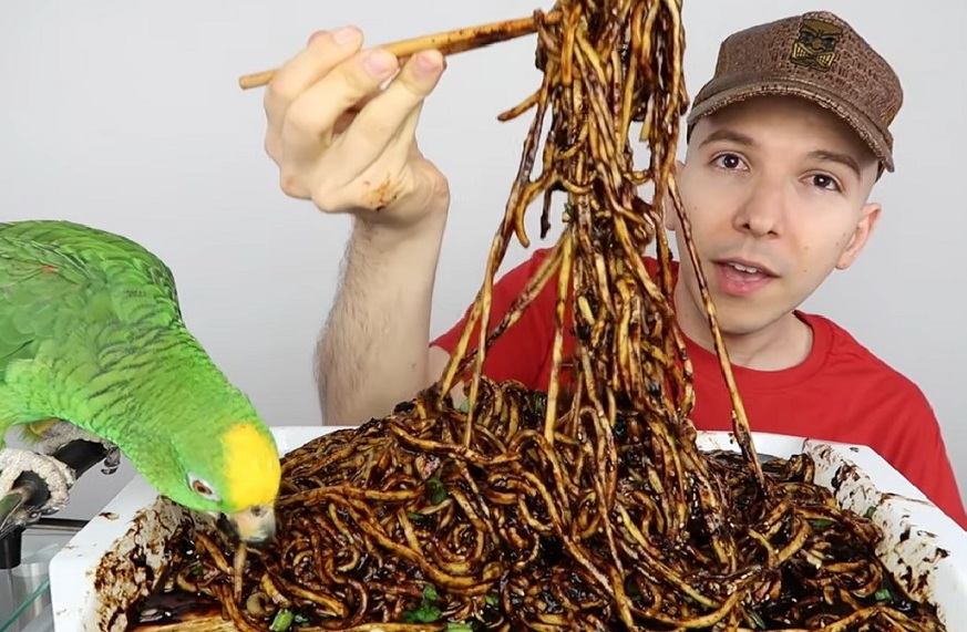 Объедавшийся фастфудом блогер похудел на 113 килограммов