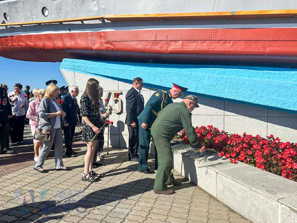 Церемония возложения цветов