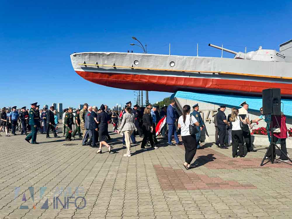 Церемония возложения цветов