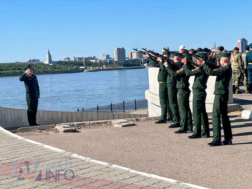 Церемония возложения цветов