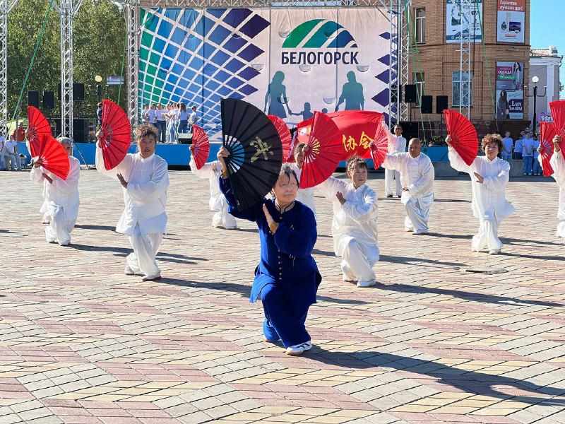 В масштабном танце в Белогорске поучаствовали более 200 танцоров из России и Китая