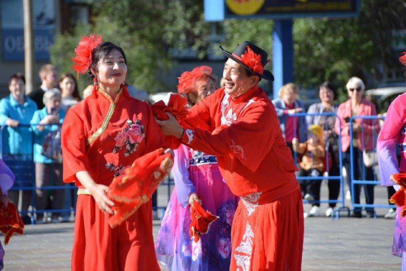 В масштабном танце в Белогорске поучаствовали более 200 танцоров из России и Китая