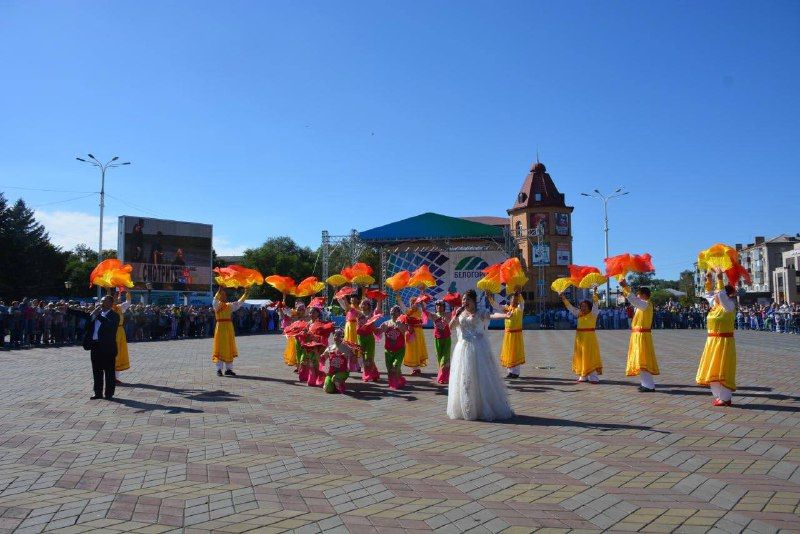 В масштабном танце в Белогорске поучаствовали более 200 танцоров из России и Китая