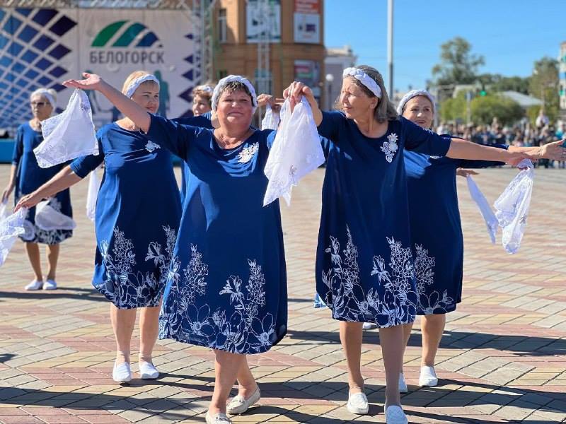 В масштабном танце в Белогорске поучаствовали более 200 танцоров из России и Китая