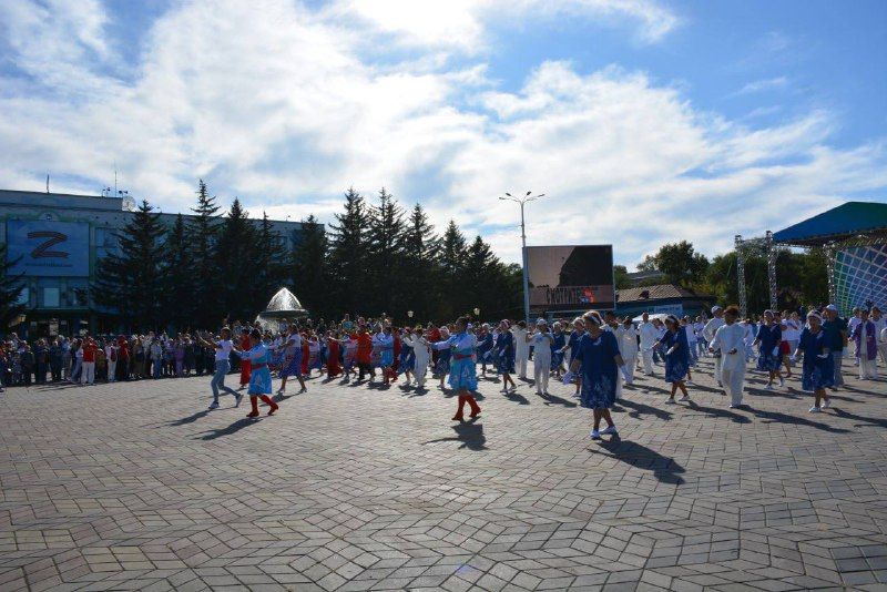 В масштабном танце в Белогорске поучаствовали более 200 танцоров из России и Китая