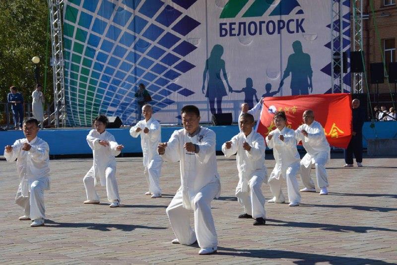 В масштабном танце в Белогорске поучаствовали более 200 танцоров из России и Китая