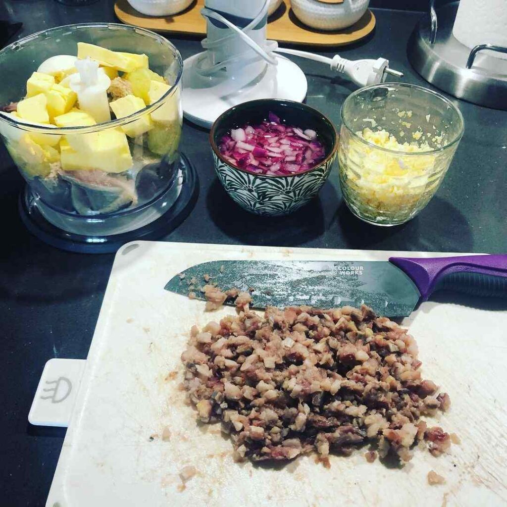 закуска с селёдкой, рецепт форшмака, форшмак рецепт, рулеты из сельди, рулеты из селёдки, драники рецепт, драники с рыбой, рёшти рецепт