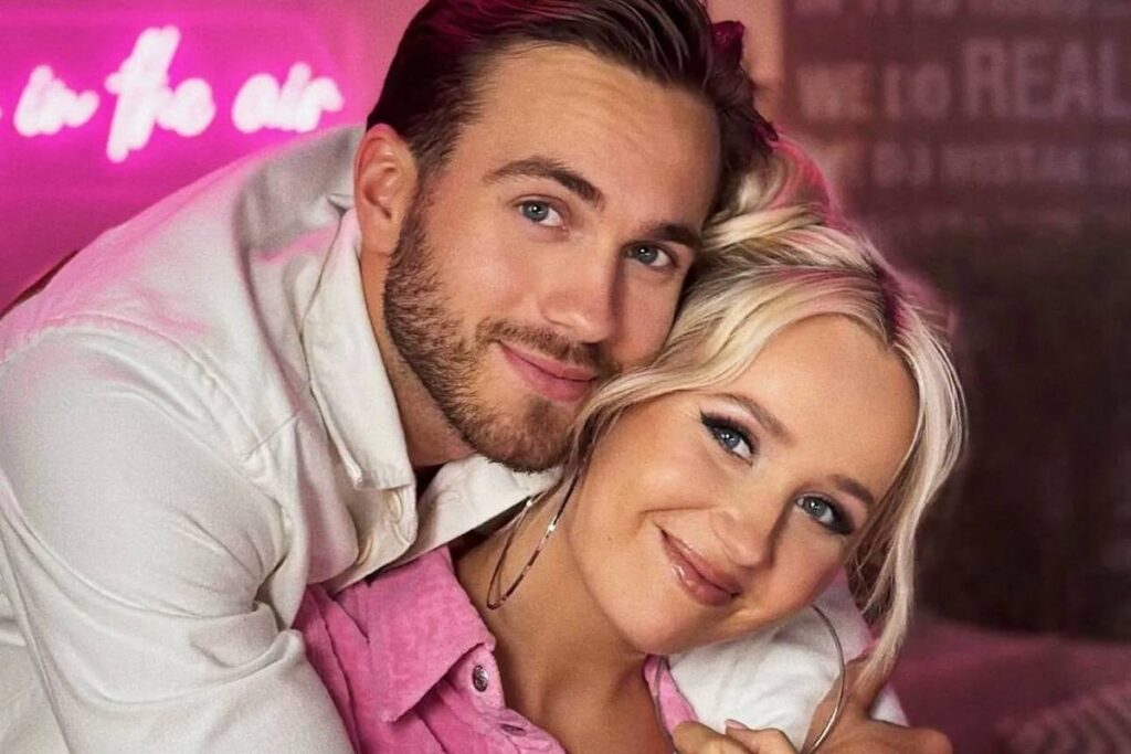 Клава Кока сообщила о расставании с Александром Повериным