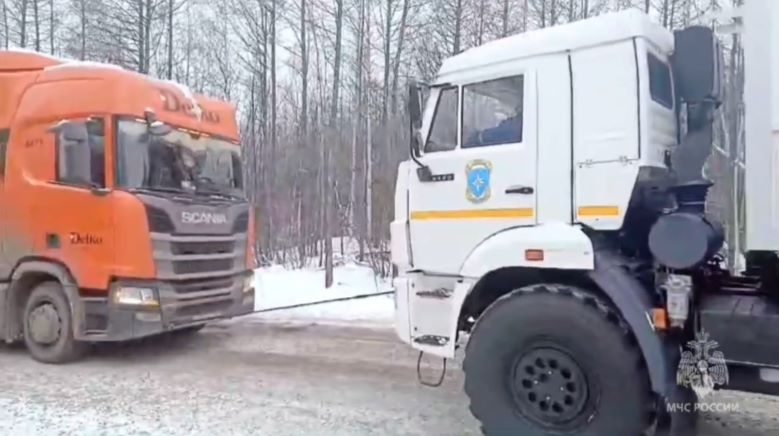 Амурские спасатели оказывают помощь водителям, застрявшим на федеральной трассе