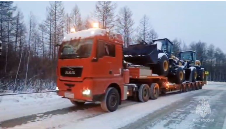 Амурские спасатели оказывают помощь водителям, застрявшим на федеральной трассе