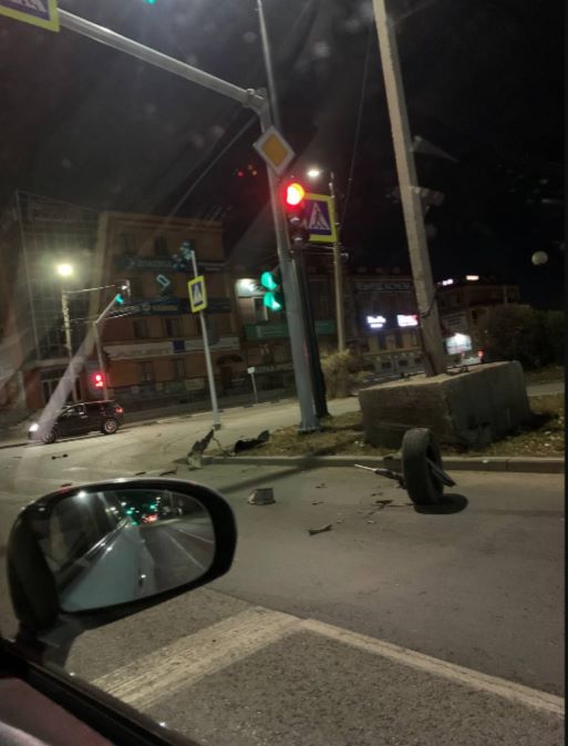 Благовещенский водитель оставил колесо прямо на проезжей части