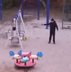 В Благовещенске школьник стрелял из неизвестного оружия по бутылкам и машинам