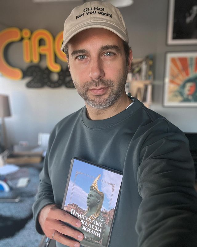 Иван Ургант заработал 3,5 миллиона рублей на продаже книги с пустыми страницами 