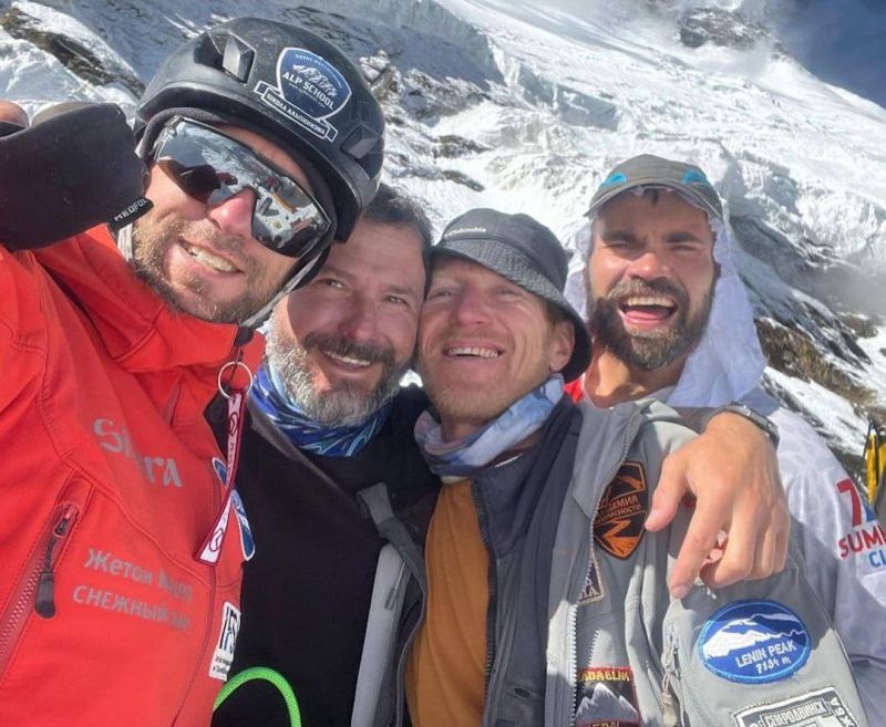 Пять российских альпинистов погибли в Непале