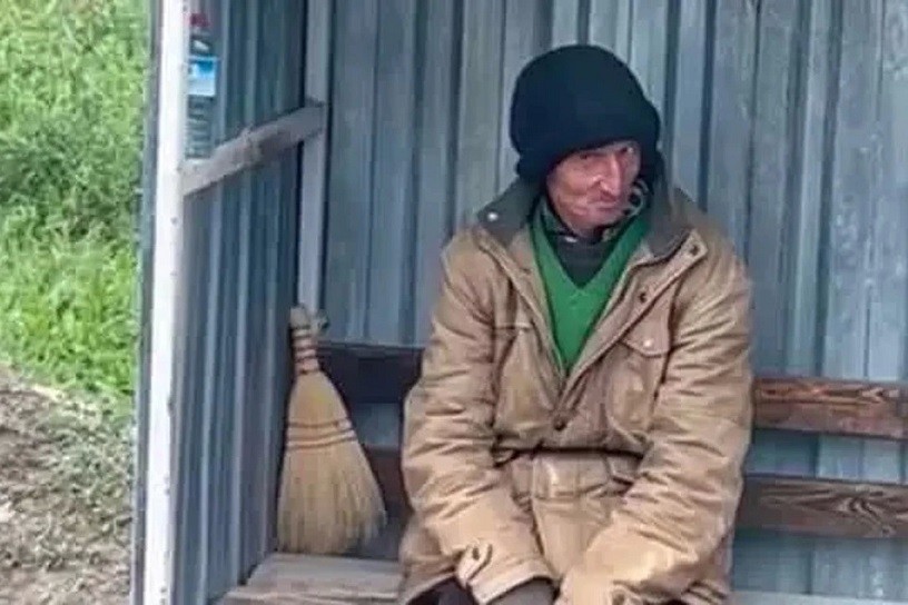 В Турции 48-летний мужчина 24 года ждёт свою возлюбленную на остановке