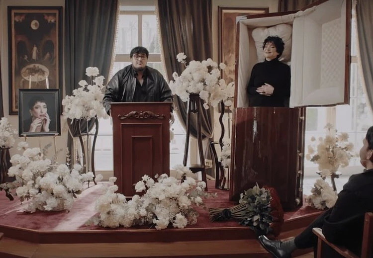 Лолиту Милявскую раскритиковали из-за фото в гробу