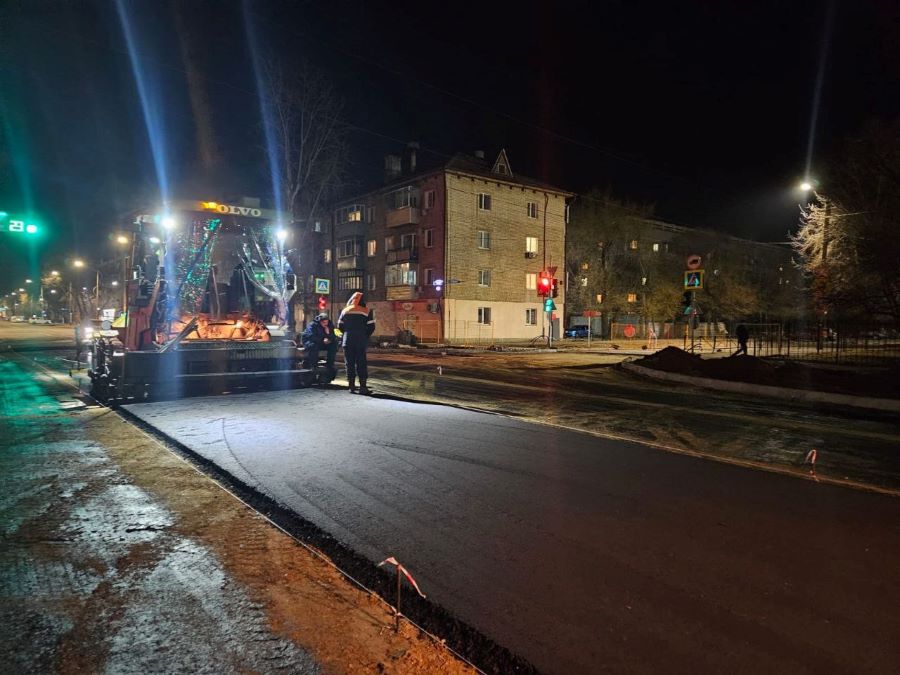 На улице Ленина в Благовещенске ночью обновили асфальт