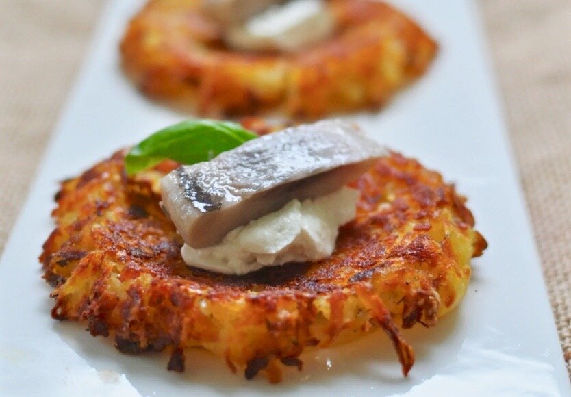 закуска с селёдкой, рецепт форшмака, форшмак рецепт, рулеты из сельди, рулеты из селёдки, драники рецепт, драники с рыбой, рёшти рецепт