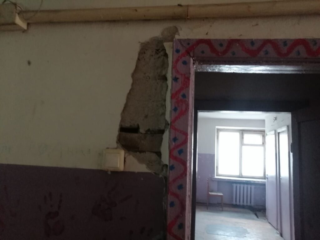 «От нас все отказались»: подъезд бывшего благовещенского общежития не видел ремонта уже 12 лет