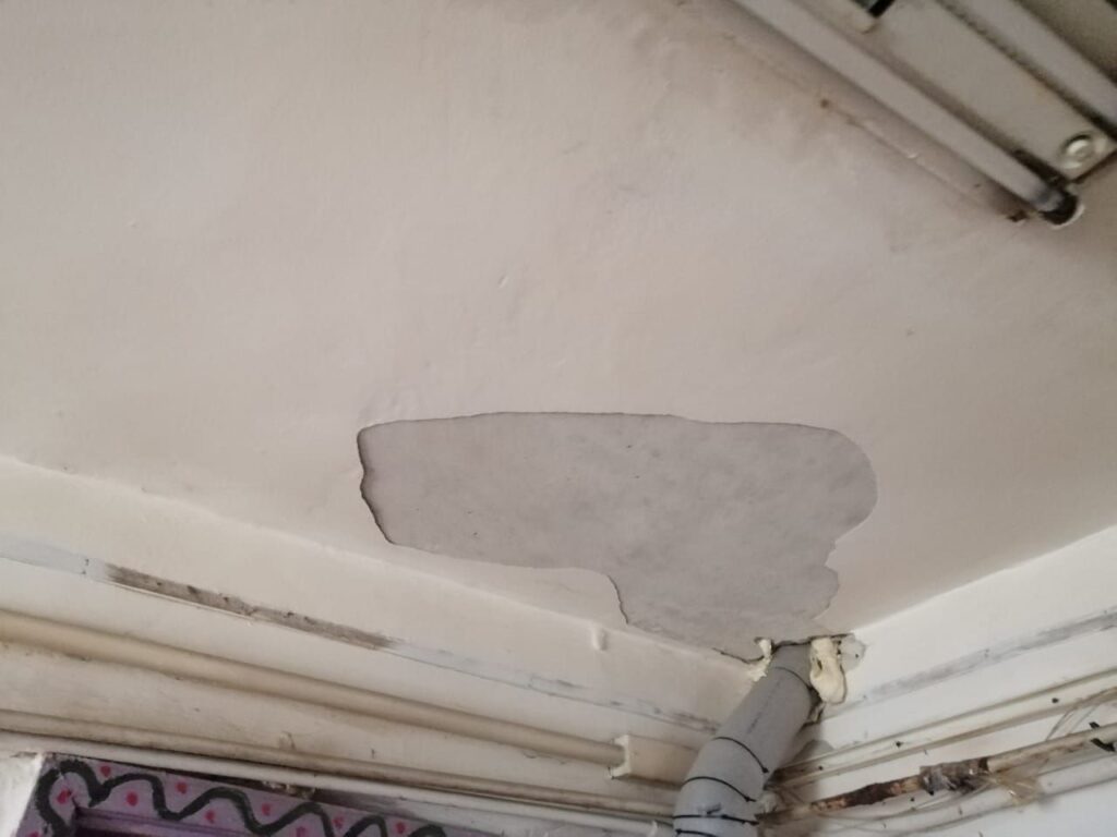 «От нас все отказались»: подъезд бывшего благовещенского общежития не видел ремонта уже 12 лет