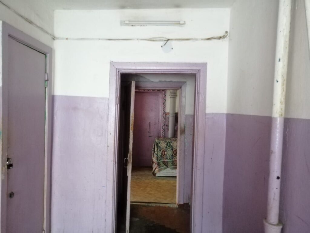 «От нас все отказались»: подъезд бывшего благовещенского общежития не видел ремонта уже 12 лет