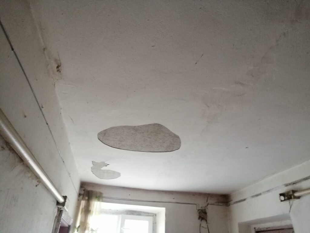 «От нас все отказались»: подъезд бывшего благовещенского общежития не видел ремонта уже 12 лет