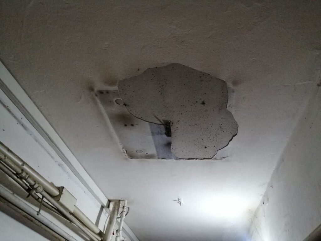 «От нас все отказались»: подъезд бывшего благовещенского общежития не видел ремонта уже 12 лет