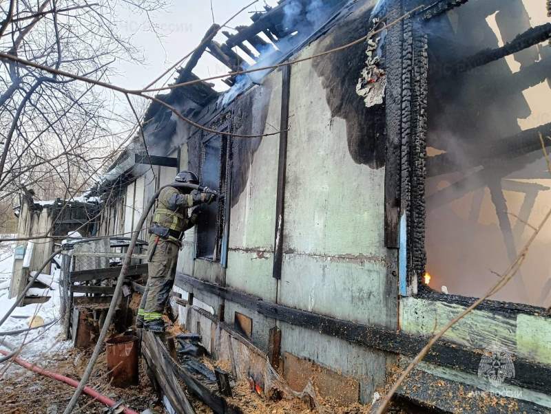 В Тынде в пожаре полностью сгорел деревянный дом